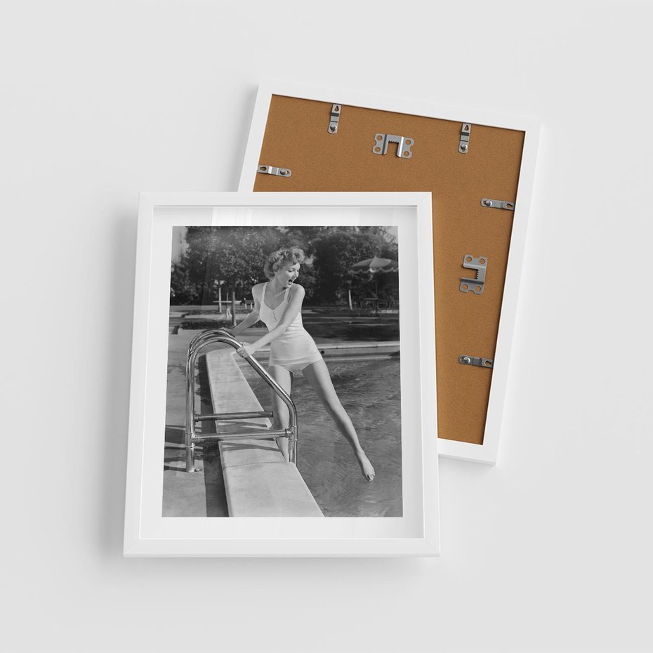Plakat w ramie 40x50 - Retro Basen - retro zdjęcie, czarno białe - rama biała