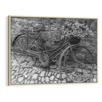 Obraz w ramie 70x50 - Zapomniany Urok - czarno biała fotografia, stary rower oparty o mur - rama drewno