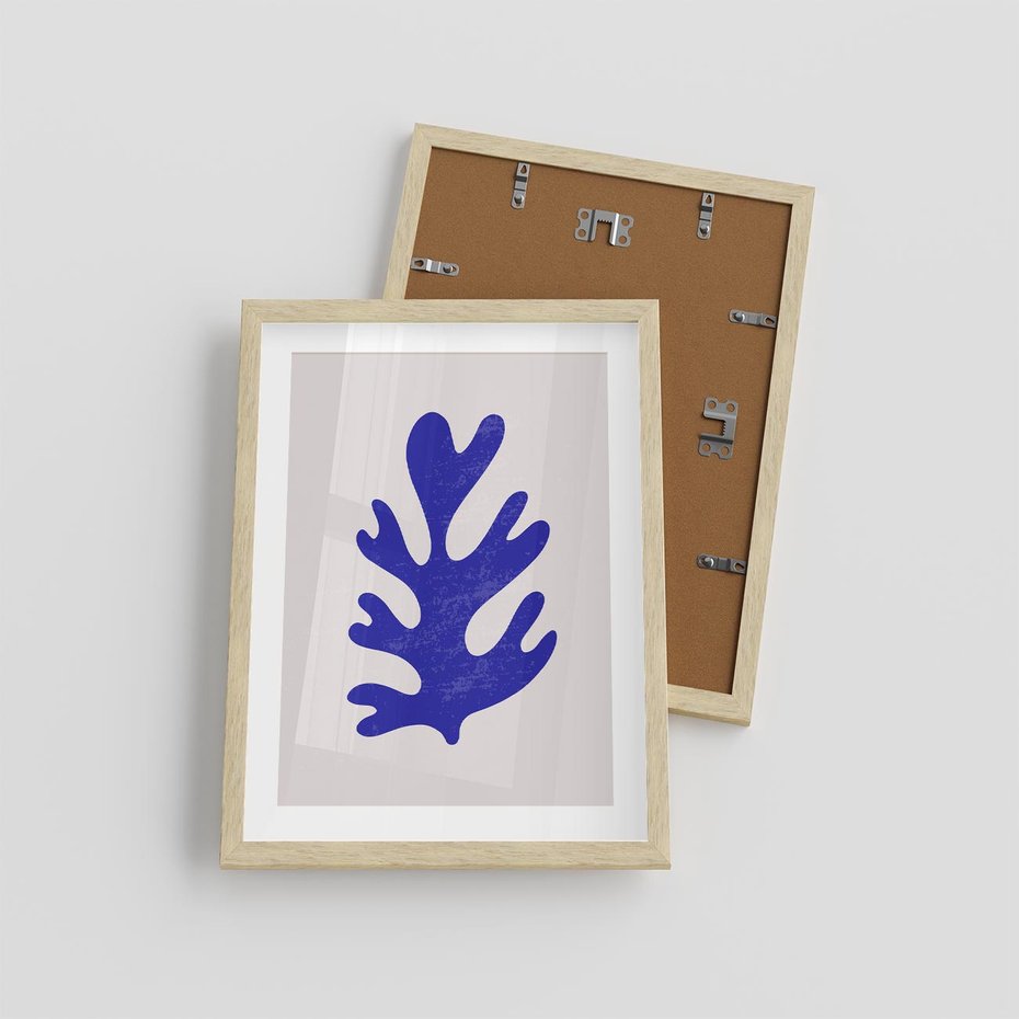 Plakat w ramie 30x40 - Przenikająca Struktura - boho plakat, niebieski liść w intensywnym kolorze - rama drewno