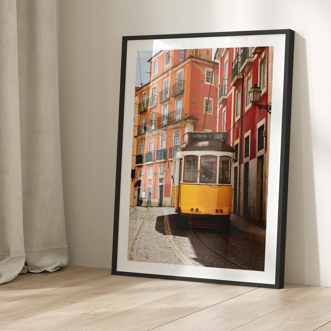 Plakat w ramie 40x50 - Urok tramwaju w Lizbonie - Lizbona, tramwaj - rama czarna