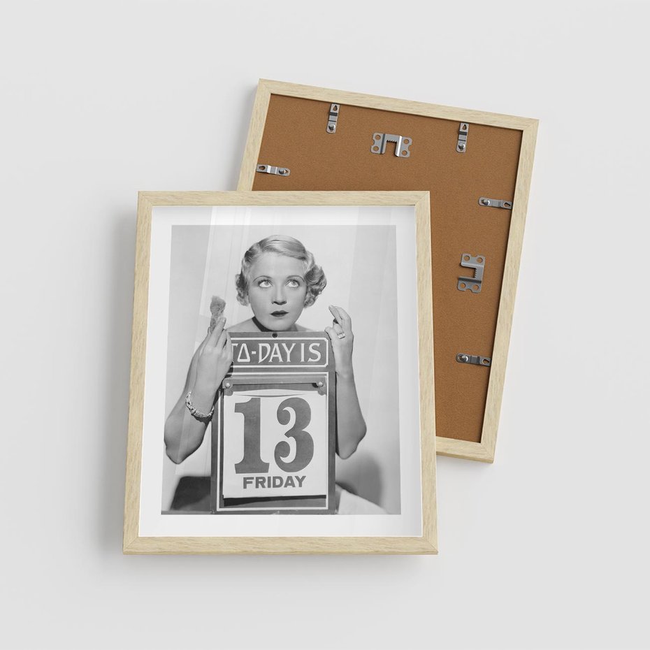 Plakat w ramie 40x50 - Czy to Pech - retro zdjęcie, czarno białe - rama drewno