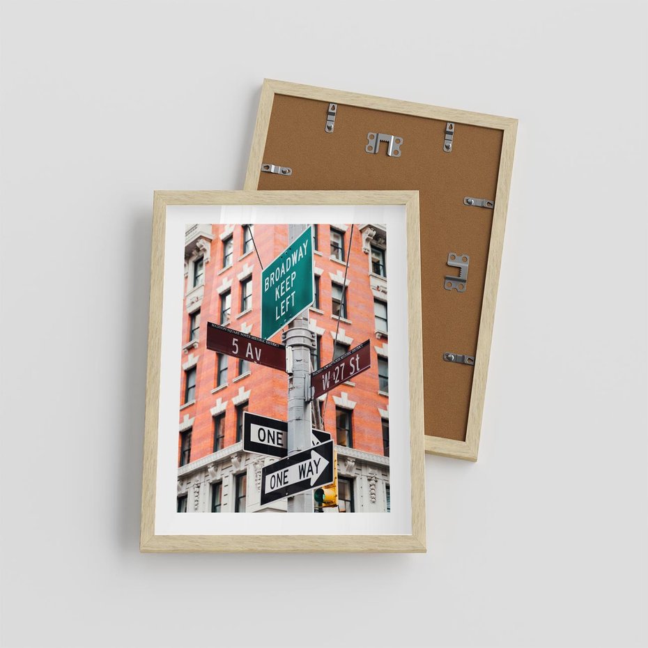 Plakat w ramie 30x40 - Namiastka wielkiego miasta - Nowy Jork, drogowskaz - rama drewno