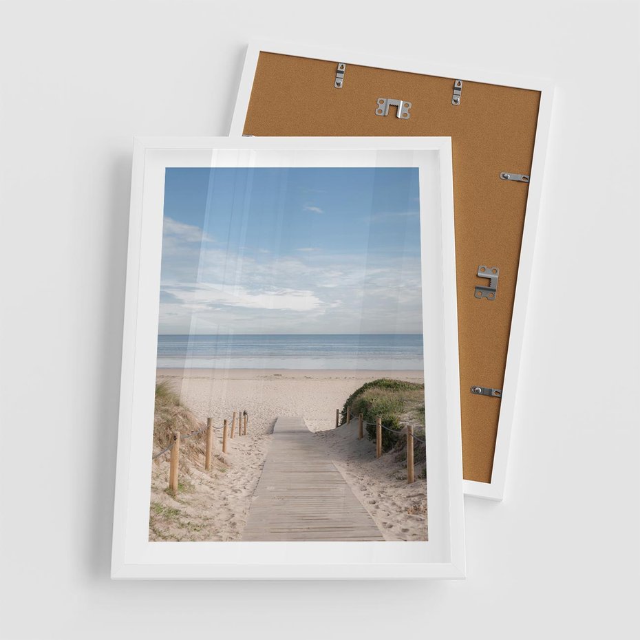Plakat w ramie 50x70 - Plażowy pomost - plaża, pomost - rama biała