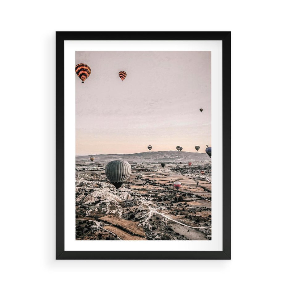 Plakat w ramie 50x70 - Wolność w Powietrzu - balony latające nas pustynnym krajbrazem, balony do latania - rama czarna