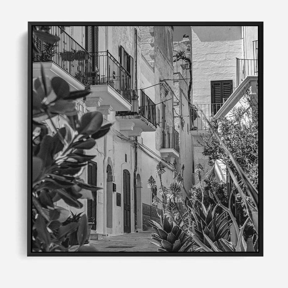 Obraz w ramie 50x50 - Nadmorska Uliczka - czarno białe zdjecie, uliczka w nadmorskim mieście - rama czarna