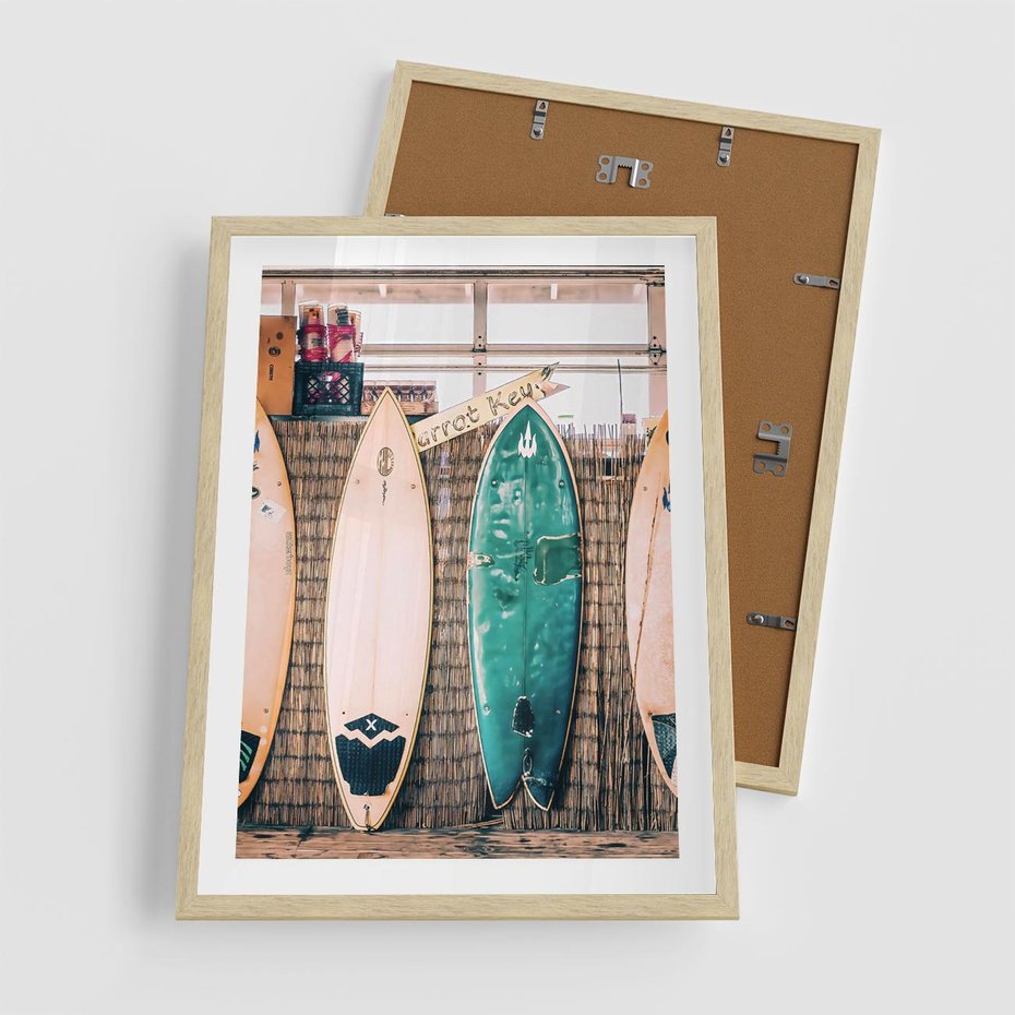 Plakat w ramie 50x70 - Deski Surfingowe w Pionie - deski surfingowe, ustawione pionowo - rama drewno