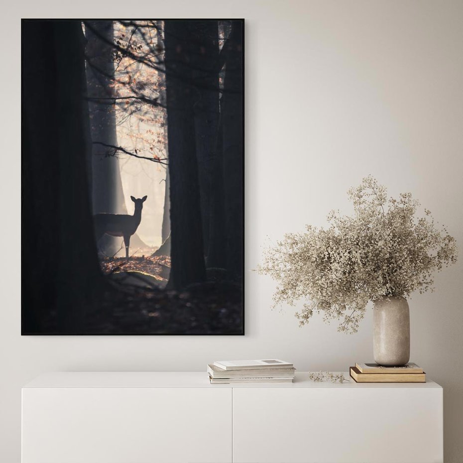 Obraz w ramie 70x100 - Sarnie Skoki - zdjęcie, klimatyczny las - rama czarna