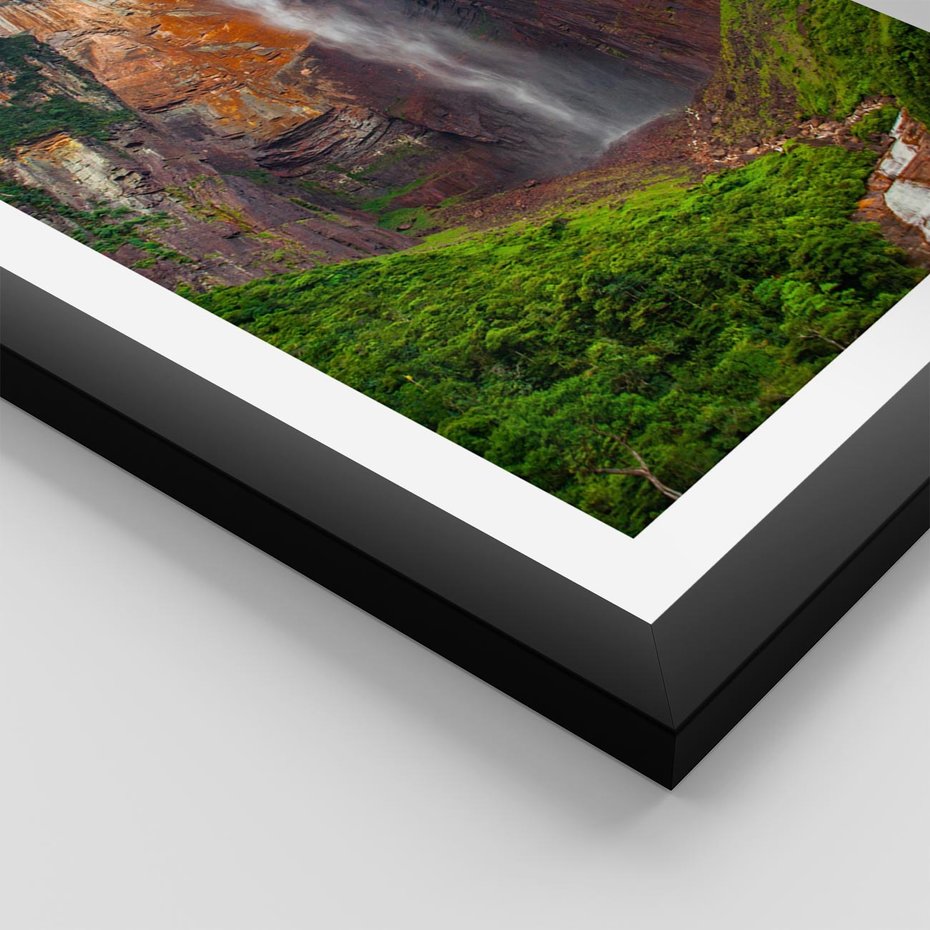 Plakat w ramie 50x70 - Górska siła wodospadów - wodospad, góra - rama czarna