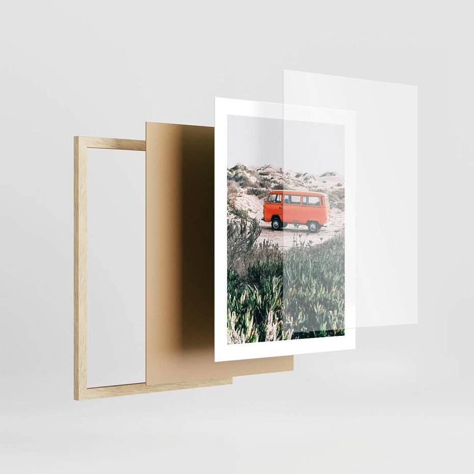 Plakat w ramie 30x40 - Podróże po Pustyni - stary samochód van, pomarańczowy - rama drewno