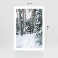 Plakat bez ramy 21x30 - Spokój Zimowej Przygody w Lesie - domek w górach w lesie, zima