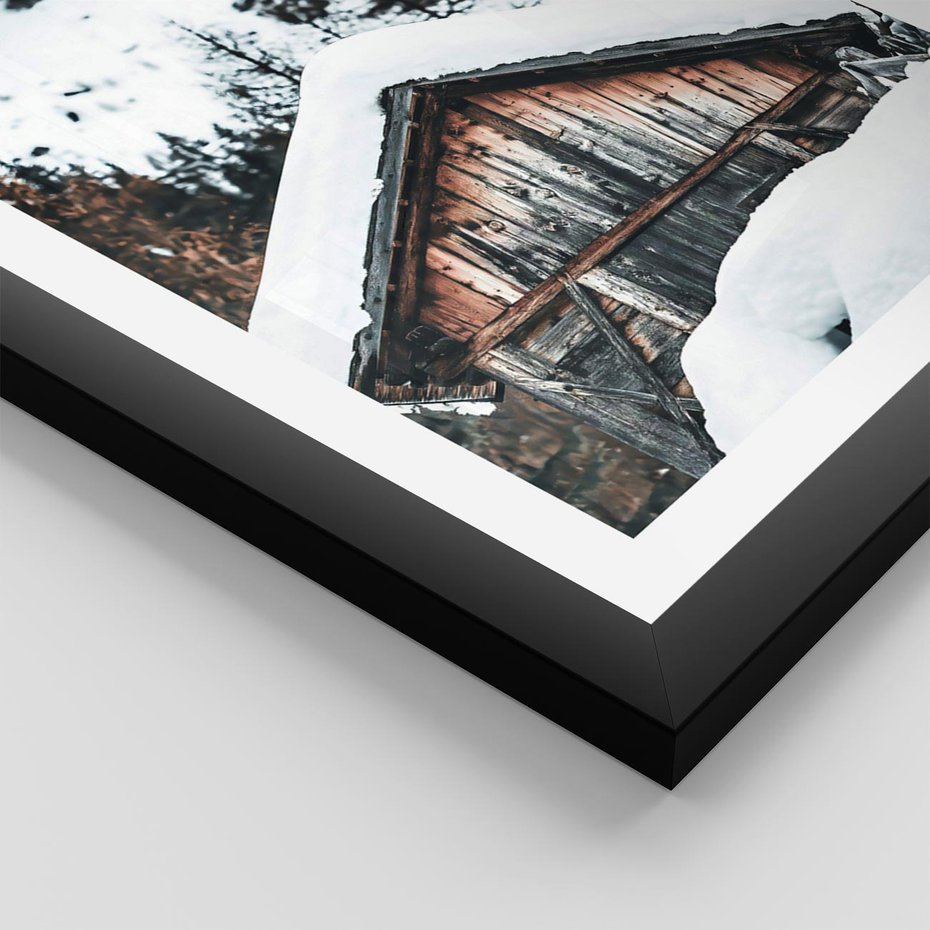 Plakat w ramie 30x40 - Domek w Górach w Białym Odcieniu - zima, domek w górach - rama czarna