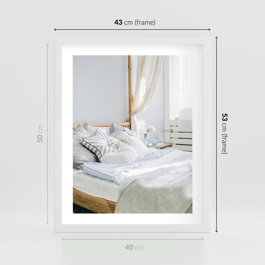 Plakat w ramie 40x50 - Relaks w Sypialni: Jasne Kolory - zdjęcie sypialni, łóżko - rama biała