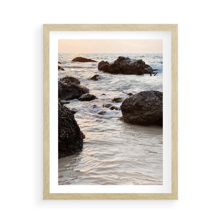 Plakat w ramie 50x70 - Dramatyczna Sceneria: Morze i Skały nad Brzegiem - fale, morze - rama drewno