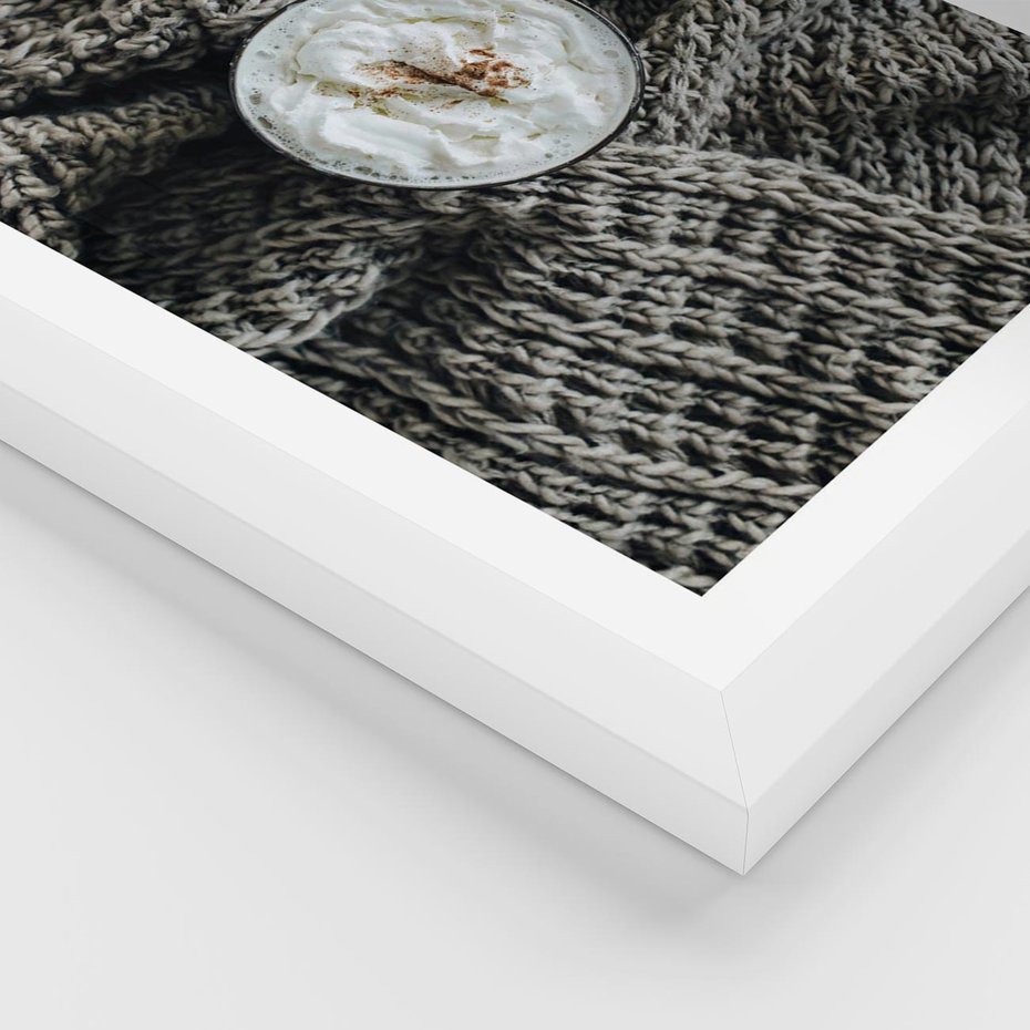 Plakat w ramie 30x40 - Relaks z Kawą i Kocem - ciepły wełniany koc, kawa z bitą śmietaną - rama biała