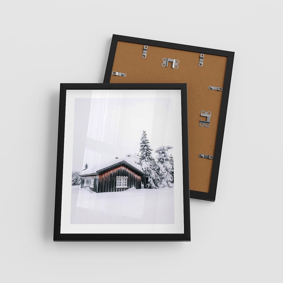 Plakat w ramie 40x50 - Zimowy Azyl: Domek w Górach - domek w górach, śnieg - rama czarna