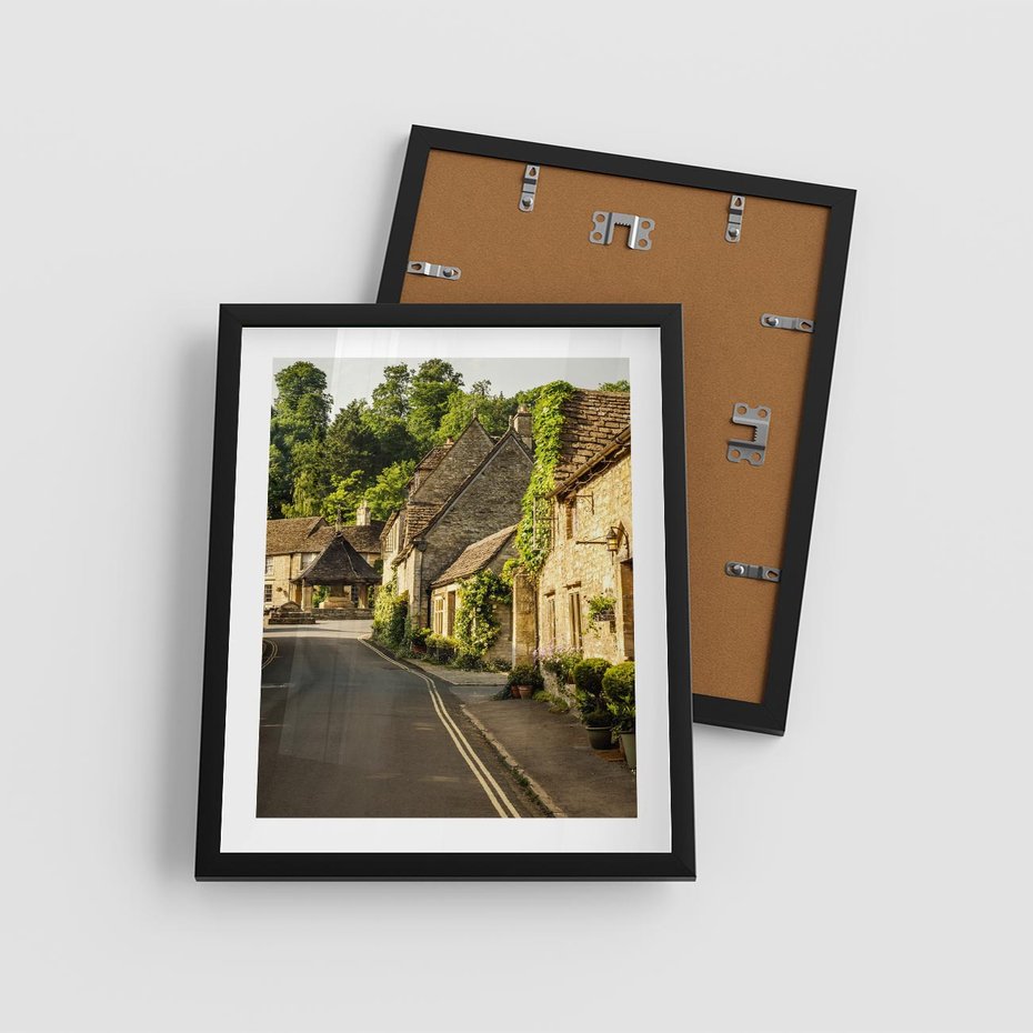 Plakat w ramie 40x50 - Magiczna podróż w głąb miasta - uliczka, perspektywa - rama czarna