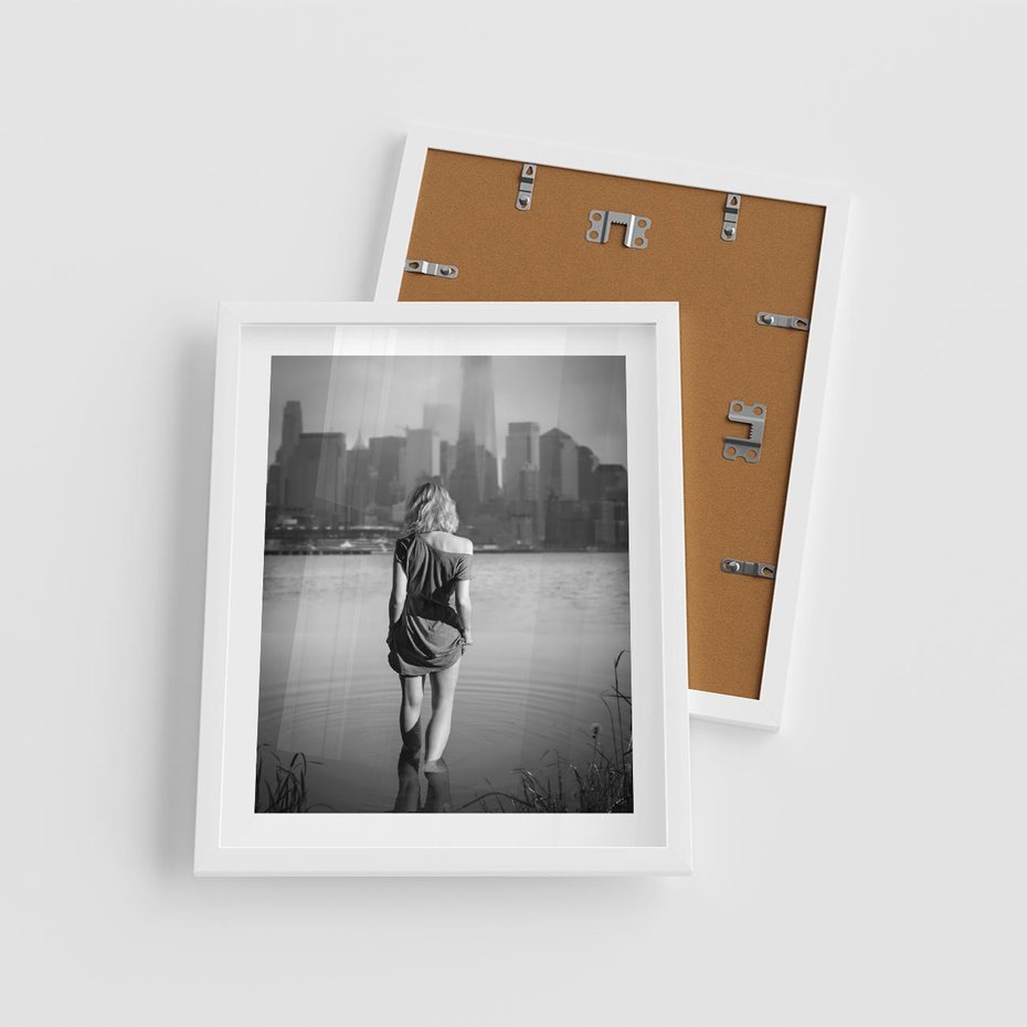 Plakat w ramie 40x50 - Kapiel w Mieście - czarno białe zdjęcie, kobieta wchodzi do wody - rama biała