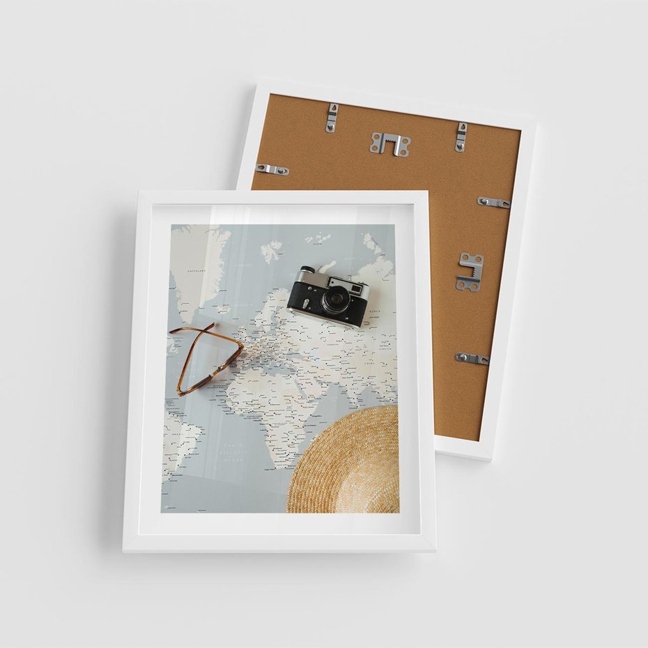Plakat w ramie 40x50 - Świat w Kadrze - mapa, aparat - rama biała