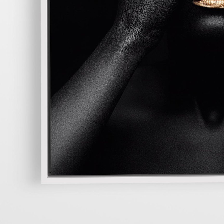 Obraz w ramie 80x80 - Złote Usta wyjątkowa subtelność - złote usta, złote palce - rama biała