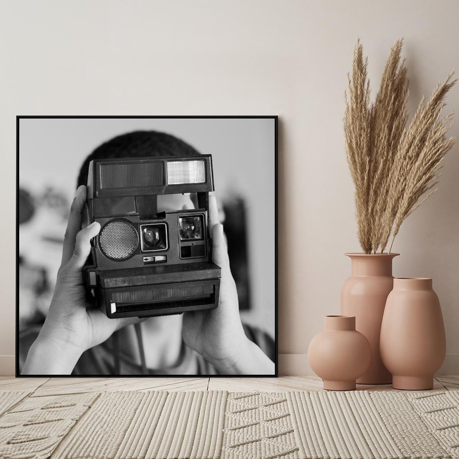Obraz w ramie 50x50 - Mężczyzna za Aparatem - czarno białe zdjęcie, portret - rama czarna