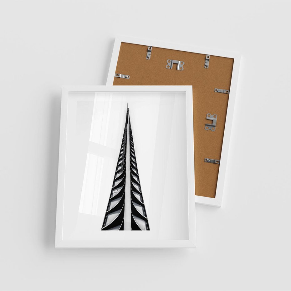 Plakat w ramie 40x50 - Majestatyczna Architektura - wysoki, strzelisty wieżowiec - rama biała