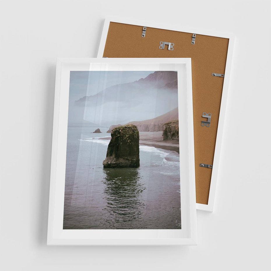 Plakat w ramie 50x70 - Północna Dzikość: Skaliste Klify nad Morzem - skały, klify - rama biała