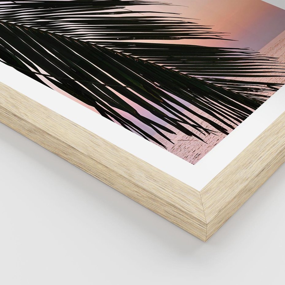 Plakat w ramie 50x70 - Liście Palmy nad Morzem - zachód słońca, liście palmy na tle nieba i morza - rama drewno