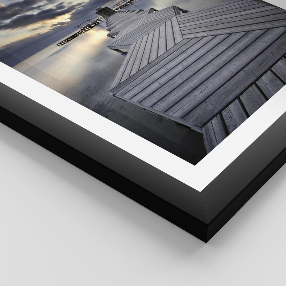 Plakat w ramie 50x70 - Spokój nad Jeziorem - pomost, jezioro - rama czarna