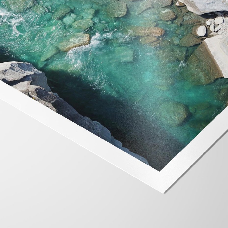 Plakat bez ramy 50x70 - Spotkanie natury i siły - rzeka, skały