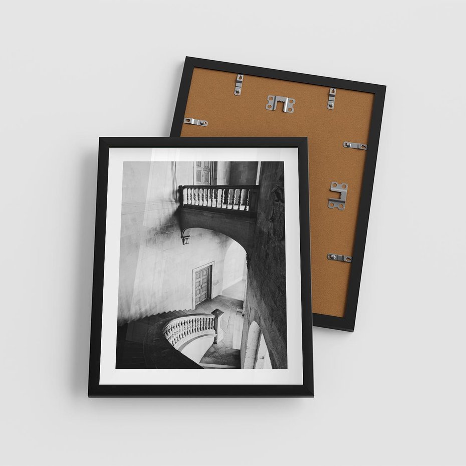 Plakat w ramie 40x50 - Po Schodach w Dół - czarno białą fotgrafia, zakręcone schody w starek kamienicy - rama czarna