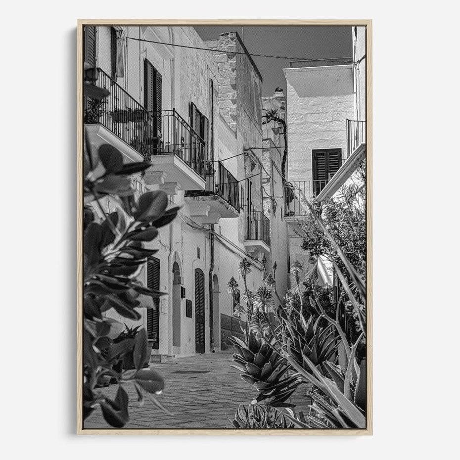 Obraz w ramie 50x70 - Nadmorska Uliczka - czarno białe zdjecie, uliczka w nadmorskim mieście - rama drewno