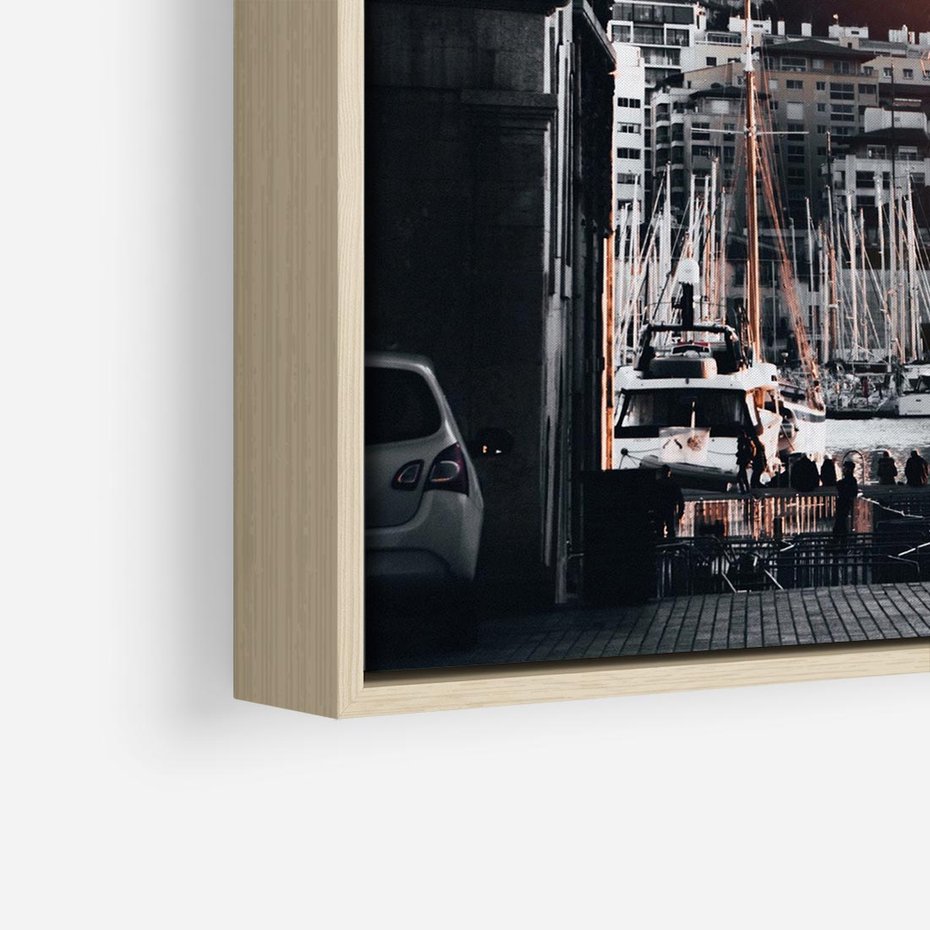 Obraz w ramie 80x80 - Światło Portowe - czarno białe zdjecie, uliczka w nadmorskim mieście - rama drewno