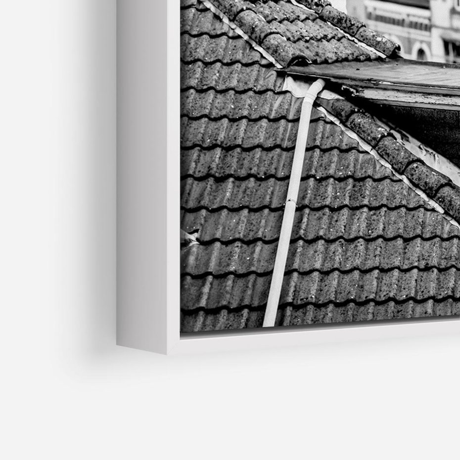 Obraz w ramie 70x50 - Miasto w Retro Odsłonie - fotografia czarno biała, ujęcie na dachy wielkiego miasta - rama biała