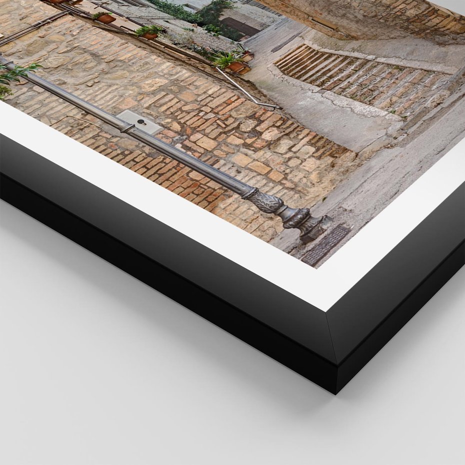 Plakat w ramie 30x40 - Klimatyczna Uliczka w Grecji - uliczka, Grecja - rama czarna