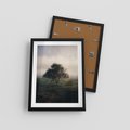 Plakat w ramie 30x40 - Zamglona Prostota - artystyczna fotografia, samotne drzewo na zamglonej łące - rama czarna
