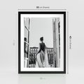 Plakat w ramie 30x40 - Poranki w Paryżu - czarno białe zdjęcie, kobieta w prześcieradle na balkonie - rama czarna