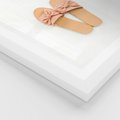 Plakat w ramie 30x40 - Minimalistyczna Moda: Klapki na Białym Tle - klapki, minimalizm - rama biała