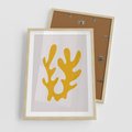 Plakat w ramie 50x70 - Abstrakcyjna Synergia - abstrakcyjna żółta forma, minimalizm - rama drewno