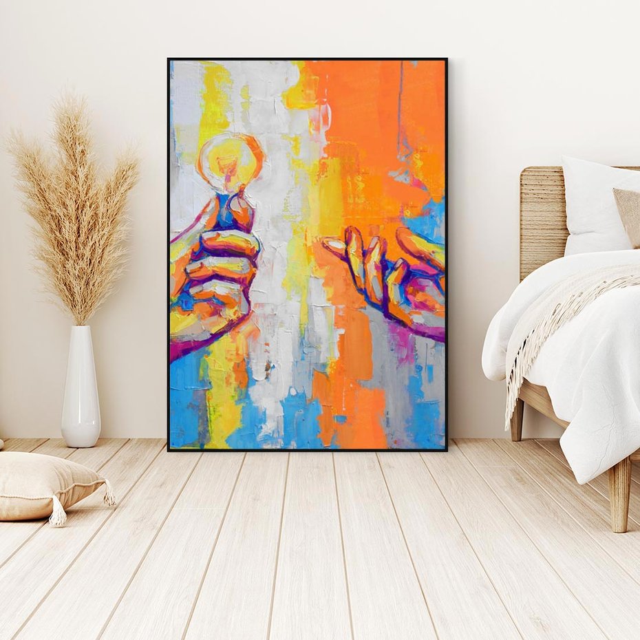 Obraz w ramie 50x70 - Refrakcje wewnętrznego światła - abstrakcyjne dzieło, dłoń trzyma żarówkę - rama czarna