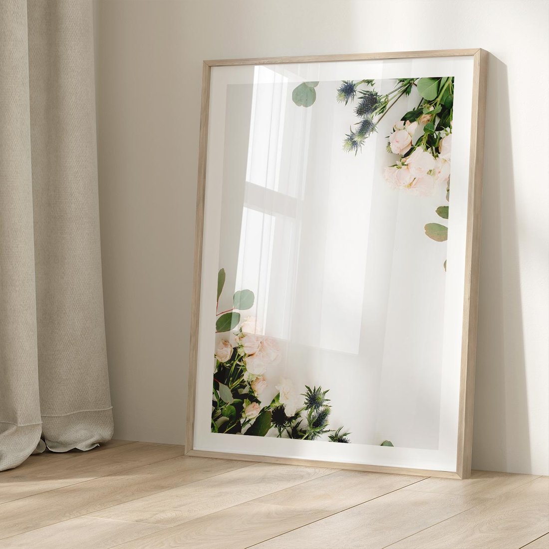 Plakat w ramie 50x70 - Kompozycja z Białych Róż i Eukaliptusa - kompozycja z białych kwiatów na białym tle, róże - rama drewno