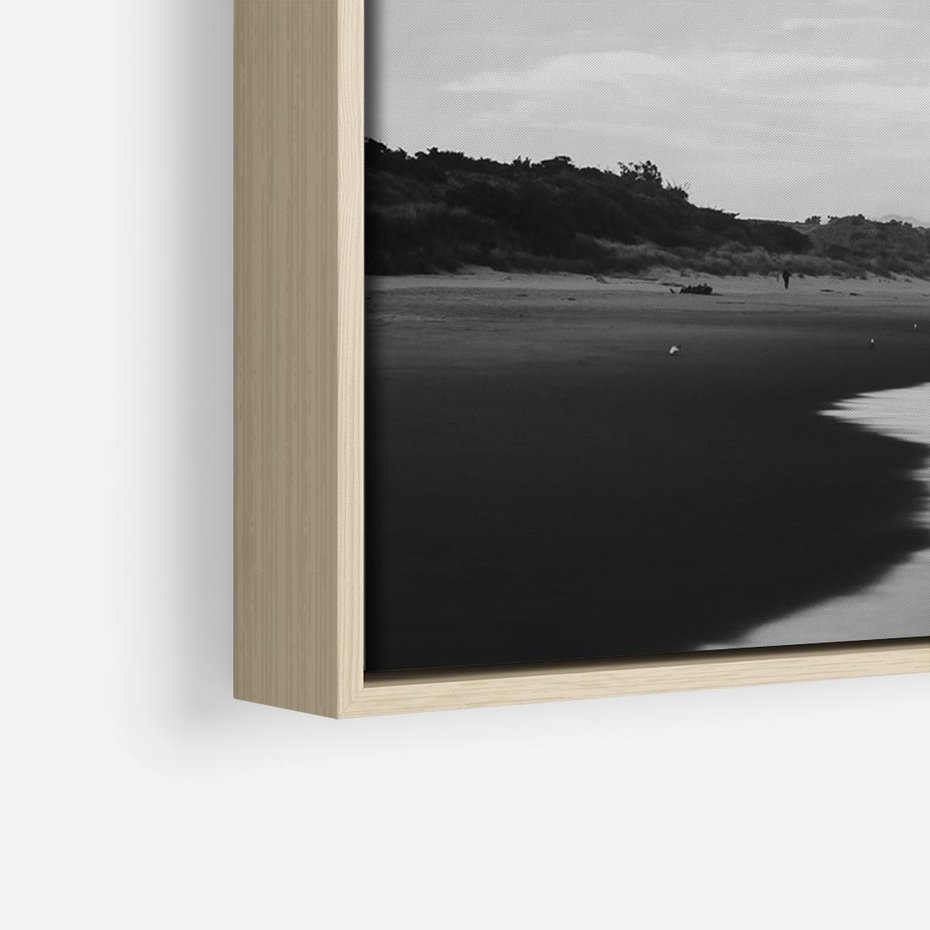 Obraz w ramie 70x50 - Nadmorska Melodia - czarno białe zdjęcie, plaża - rama drewno