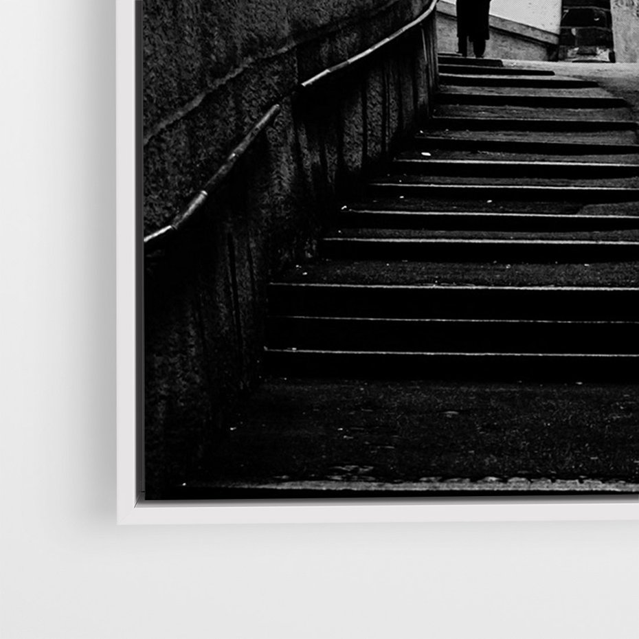 Obraz w ramie 50x70 - Ukryta Uliczka - czarno białe zdjęcie, schody - rama biała