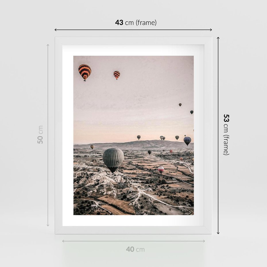 Plakat w ramie 40x50 - Wolność w Powietrzu - balony latające nas pustynnym krajbrazem, balony do latania - rama biała