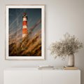 Plakat w ramie 40x50 - Magia nadmorskiego światła - latarnia morska, ujęcie z za trawy - rama drewno