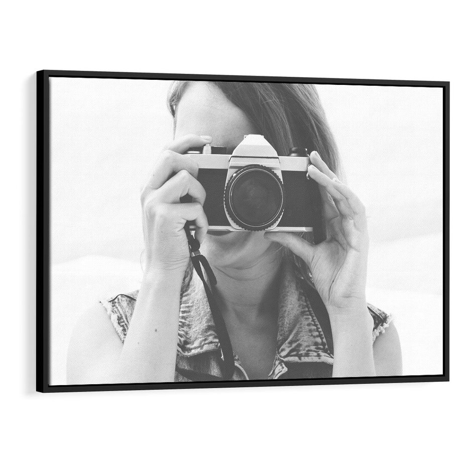 Obraz w ramie 70x50 - Zrób mi Zdjęcie - fotografia, kobieta z aparatem - rama czarna