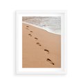 Plakat w ramie 40x50 - Ślady Stóp na Plaży: Spacer nad Morzem - plaża, ślady stóp na piasku - rama biała