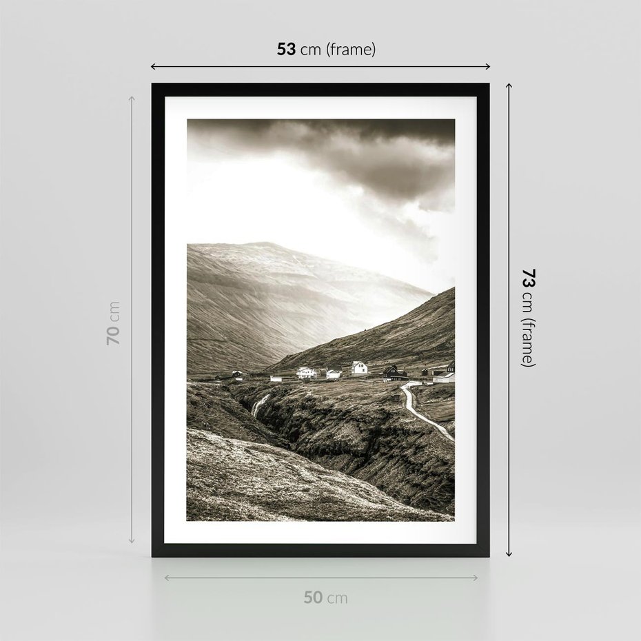 Plakat w ramie 50x70 - Domki w Górach - czarno biała fotografia, górski pejzaż - rama czarna