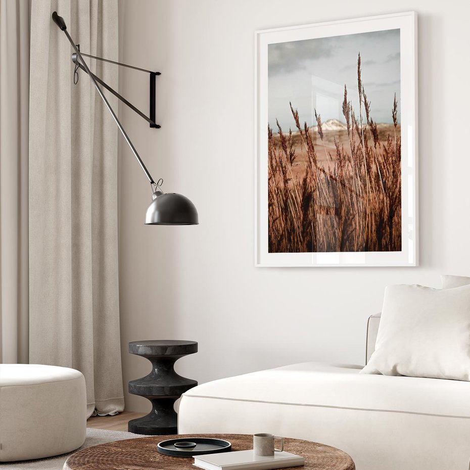 Plakat w ramie 50x70 - Wysokie Trawy w Górskim Krajobrazie - suche trawy, wysokie trawy - rama biała