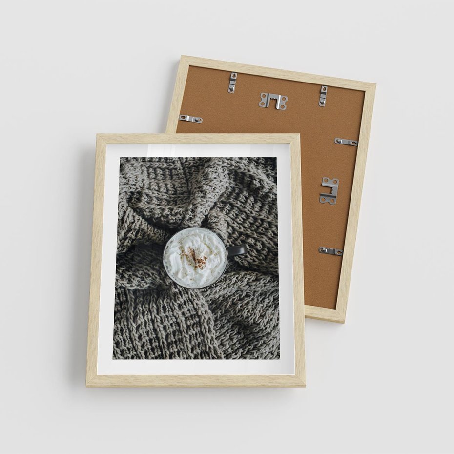 Plakat w ramie 40x50 - Relaks z Kawą i Kocem - ciepły wełniany koc, kawa z bitą śmietaną - rama drewno