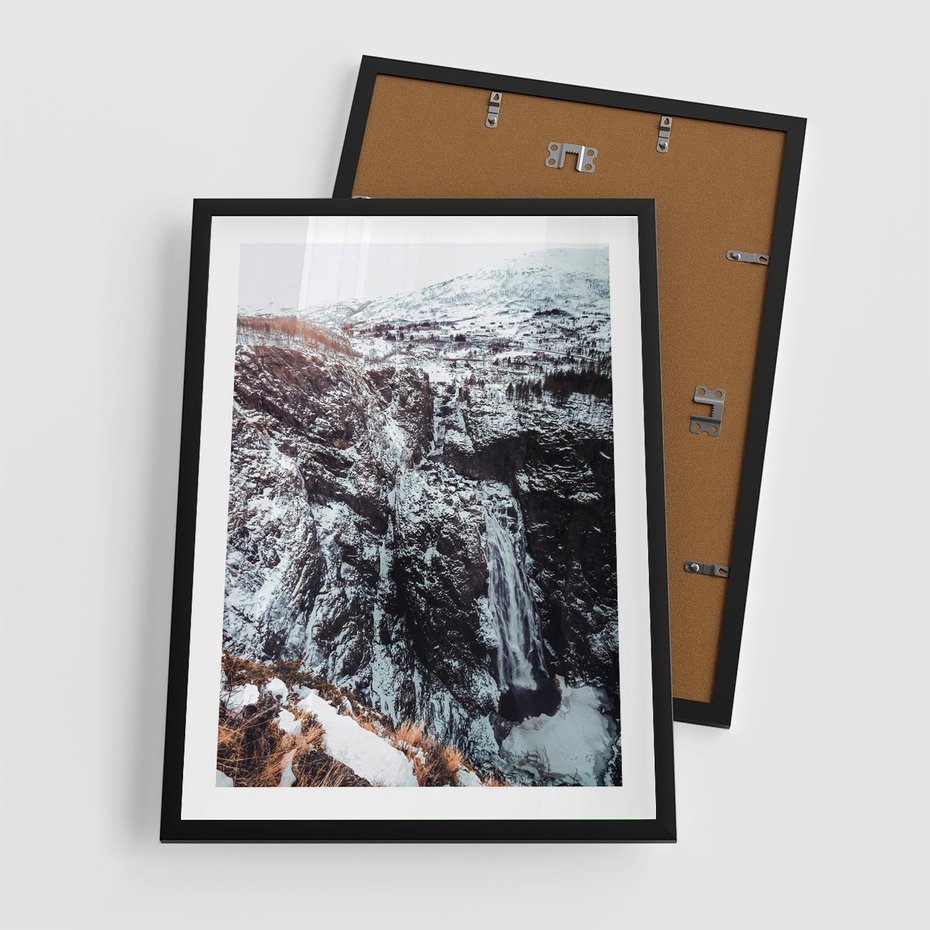 Plakat w ramie 50x70 - Góry w Białym Uroku: Zimowa Sceneria - górski krajobraz, zima - rama czarna